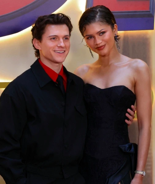 “Người Nhện” Tom Holland gọi Zendaya là “vợ”, hé lộ cuộc hôn nhân bí mật “Người Nhện” Tom Holland gọi Zendaya là “vợ”, hé lộ cuộc hôn nhân bí mật