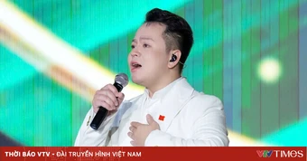 “Nốt trầm” ví dặm của Lê Thang Phong làm xao xuyến khán giả tại concert “Âm vang Tổ quốc”