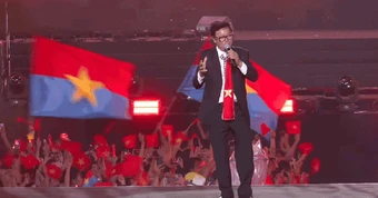 “Ông hoàng nhạc đỏ” gây sốt concert quốc gia: Sở hữu 5 hòn đảo, xây nhà hát riêng