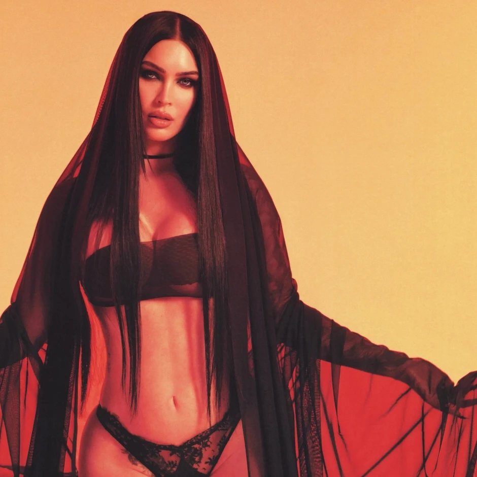 “Quả bom gợi cảm” Megan Fox chụp ảnh táo bạo sau 4 lần sinh nở