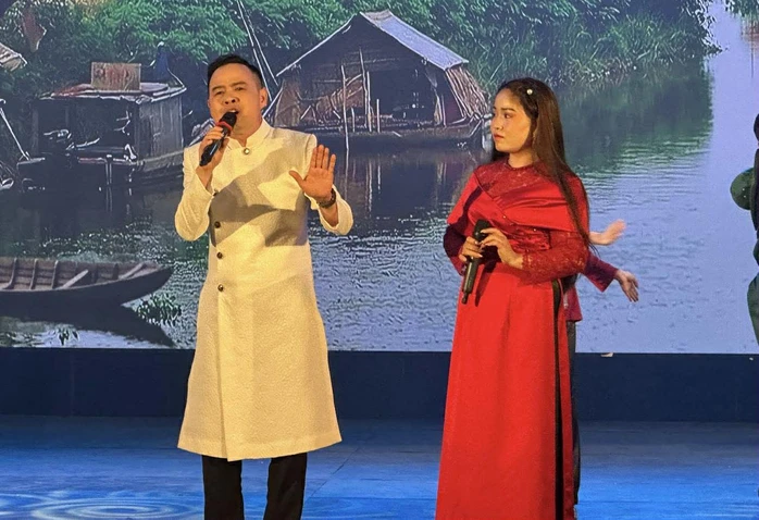 "Bắc – Nam một dải xuân hồng": Đêm nghệ thuật kết nối hai miền rực rỡ giữa lòng Hà Nội "Bắc – Nam một dải xuân hồng": Đêm nghệ thuật kết nối hai miền rực rỡ giữa lòng Hà Nội