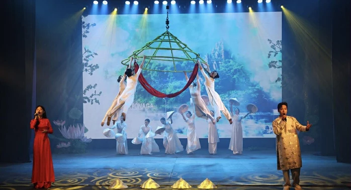 "Bắc – Nam một dải xuân hồng": Đêm nghệ thuật kết nối hai miền rực rỡ giữa lòng Hà Nội "Bắc – Nam một dải xuân hồng": Đêm nghệ thuật kết nối hai miền rực rỡ giữa lòng Hà Nội