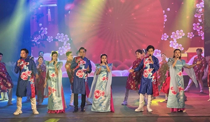 "Bắc – Nam một dải xuân hồng": Đêm nghệ thuật kết nối hai miền rực rỡ giữa lòng Hà Nội "Bắc – Nam một dải xuân hồng": Đêm nghệ thuật kết nối hai miền rực rỡ giữa lòng Hà Nội