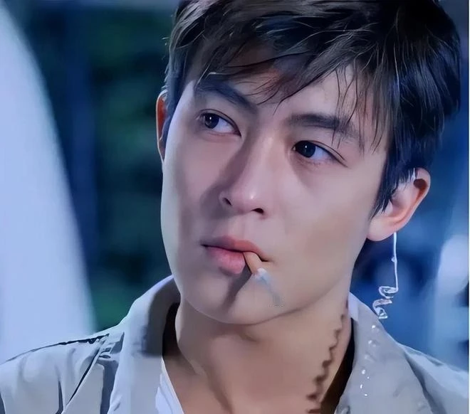 "Badboy khét tiếng" gầy rộc già chát gây sốc, vì 1.300 tấm ảnh mà vĩnh viễn bị showbiz "cấm cửa" "Badboy khét tiếng" gầy rộc già chát gây sốc, vì 1.300 tấm ảnh mà vĩnh viễn bị showbiz "cấm cửa"