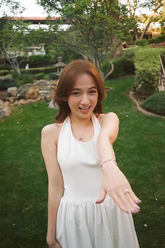 "Bé" Xuân Nghi được bạn trai kỹ sư cầu hôn trong chuyến du lịch Mỹ "Bé" Xuân Nghi được bạn trai kỹ sư cầu hôn trong chuyến du lịch Mỹ