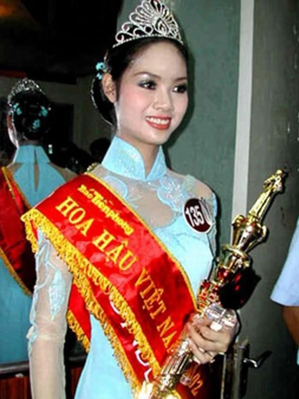 "Chánh cung" đầu tiên của Việt Nam đi thi quốc tế, nhan sắc sau 24 năm gây ngỡ ngàng