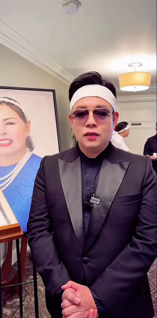"Chị Việt Hương, anh Hoài Tâm, Tố My ở Việt Nam cũng gửi vòng hoa sang" "Chị Việt Hương, anh Hoài Tâm, Tố My ở Việt Nam cũng gửi vòng hoa sang"