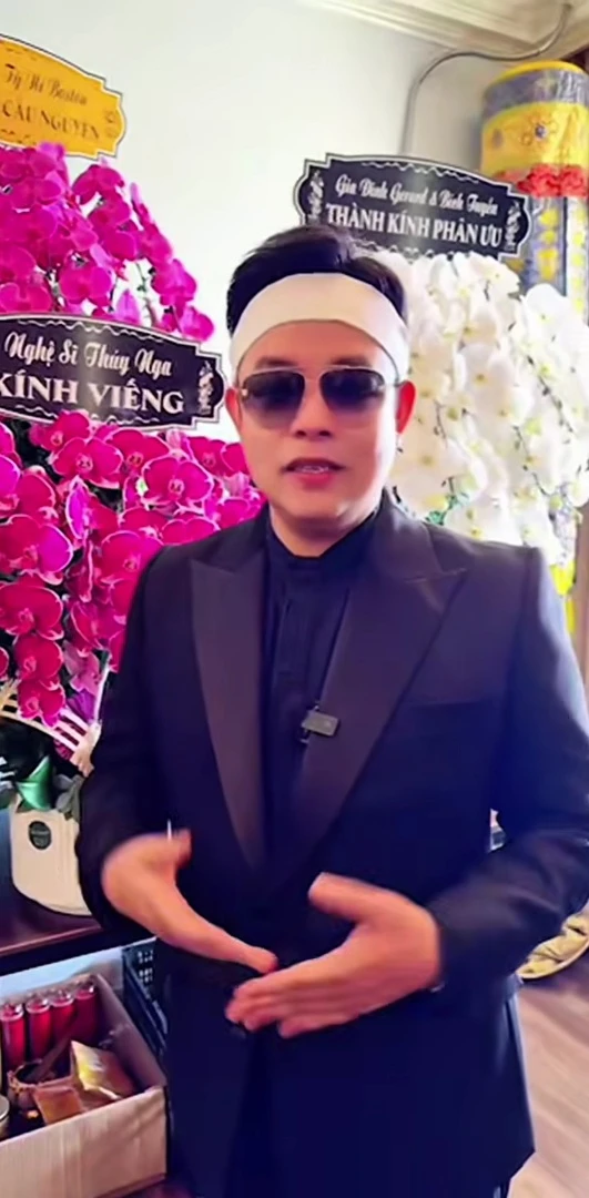 "Chị Việt Hương, anh Hoài Tâm, Tố My ở Việt Nam cũng gửi vòng hoa sang" "Chị Việt Hương, anh Hoài Tâm, Tố My ở Việt Nam cũng gửi vòng hoa sang"