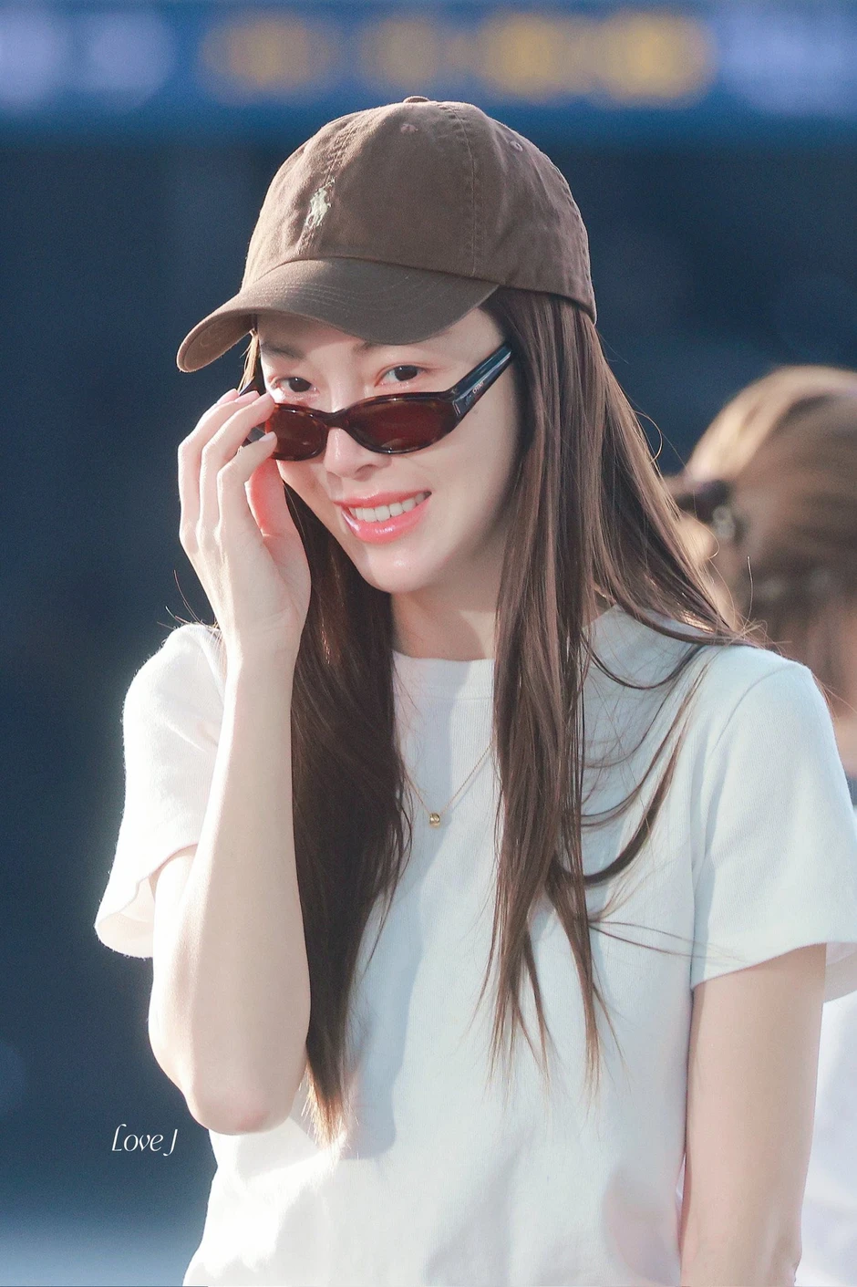 "Công chúa" Jessica Jung (SNSD) đổ bộ Tân Sơn Nhất, khoảnh khắc "check-in" cùng nón lá chiếm spotlight "Công chúa" Jessica Jung (SNSD) đổ bộ Tân Sơn Nhất, khoảnh khắc "check-in" cùng nón lá chiếm spotlight
