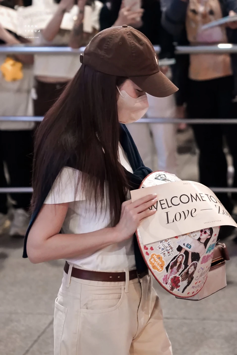 "Công chúa" Jessica Jung (SNSD) đổ bộ Tân Sơn Nhất, khoảnh khắc "check-in" cùng nón lá chiếm spotlight "Công chúa" Jessica Jung (SNSD) đổ bộ Tân Sơn Nhất, khoảnh khắc "check-in" cùng nón lá chiếm spotlight