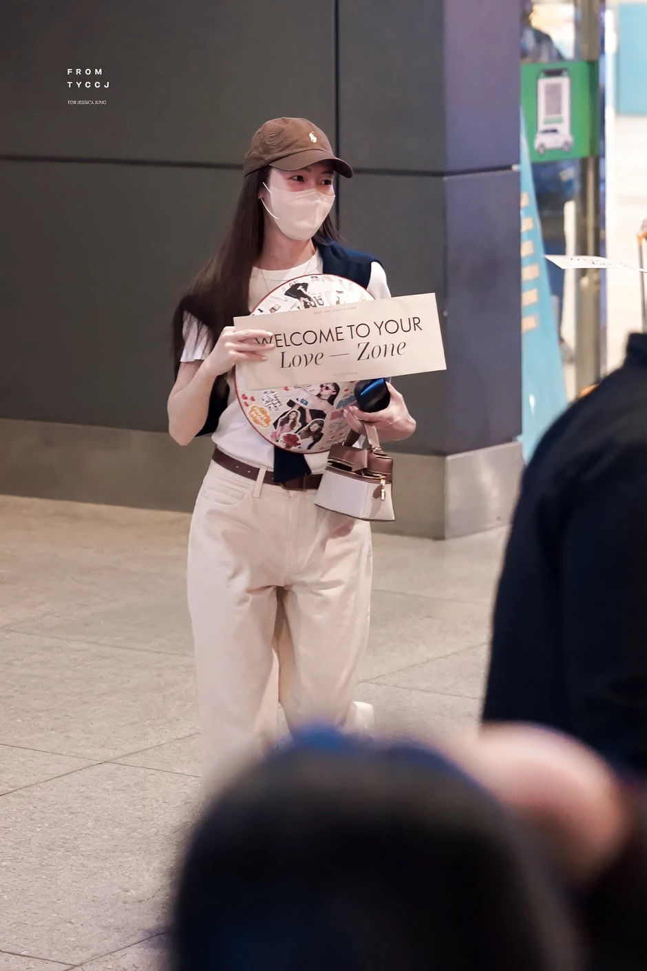 "Công chúa" Jessica Jung (SNSD) đổ bộ Tân Sơn Nhất, khoảnh khắc "check-in" cùng nón lá chiếm spotlight "Công chúa" Jessica Jung (SNSD) đổ bộ Tân Sơn Nhất, khoảnh khắc "check-in" cùng nón lá chiếm spotlight