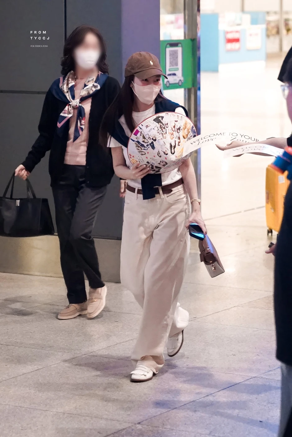 "Công chúa" Jessica Jung (SNSD) đổ bộ Tân Sơn Nhất, khoảnh khắc "check-in" cùng nón lá chiếm spotlight "Công chúa" Jessica Jung (SNSD) đổ bộ Tân Sơn Nhất, khoảnh khắc "check-in" cùng nón lá chiếm spotlight