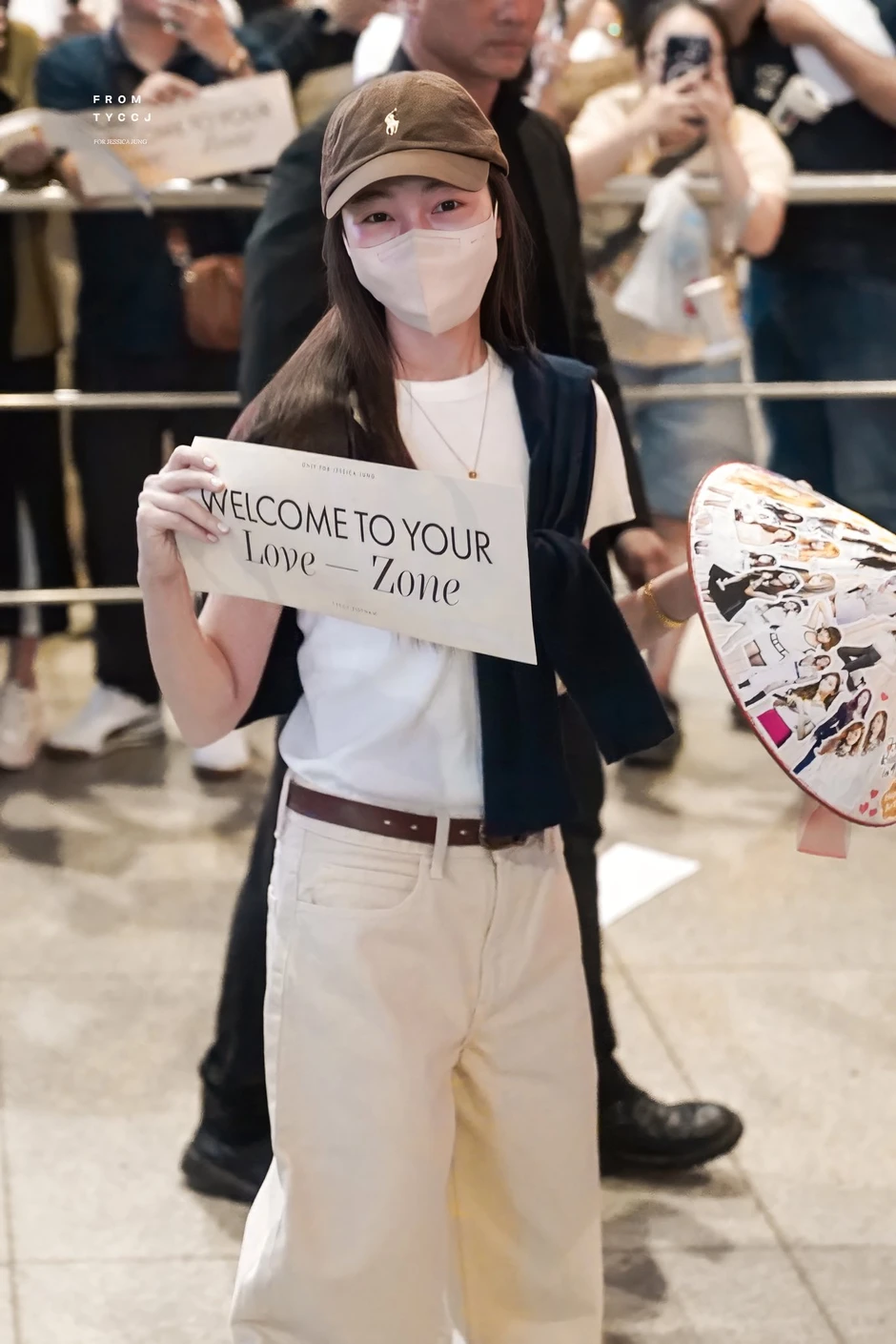 "Công chúa" Jessica Jung (SNSD) đổ bộ Tân Sơn Nhất, khoảnh khắc "check-in" cùng nón lá chiếm spotlight "Công chúa" Jessica Jung (SNSD) đổ bộ Tân Sơn Nhất, khoảnh khắc "check-in" cùng nón lá chiếm spotlight