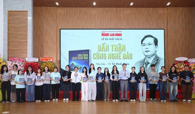 "Dấn thân cùng nghề báo": Dấu ấn hơn 30 năm làm nghề "Dấn thân cùng nghề báo": Dấu ấn hơn 30 năm làm nghề