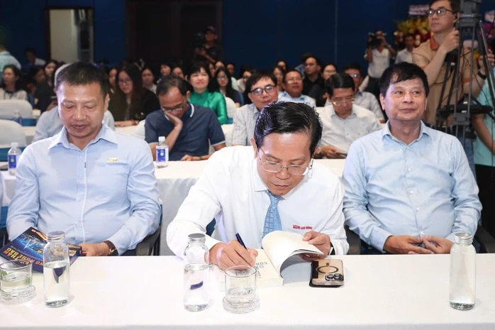 "Dấn thân cùng nghề báo": Dấu ấn hơn 30 năm làm nghề "Dấn thân cùng nghề báo": Dấu ấn hơn 30 năm làm nghề