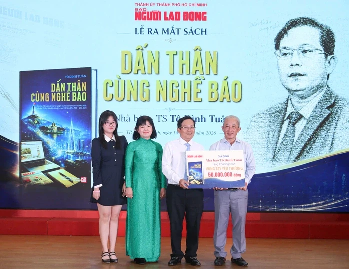 "Dấn thân cùng nghề báo": Dấu ấn hơn 30 năm làm nghề "Dấn thân cùng nghề báo": Dấu ấn hơn 30 năm làm nghề