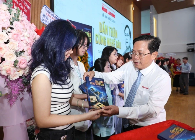 "Dấn thân cùng nghề báo": Dấu ấn hơn 30 năm làm nghề "Dấn thân cùng nghề báo": Dấu ấn hơn 30 năm làm nghề
