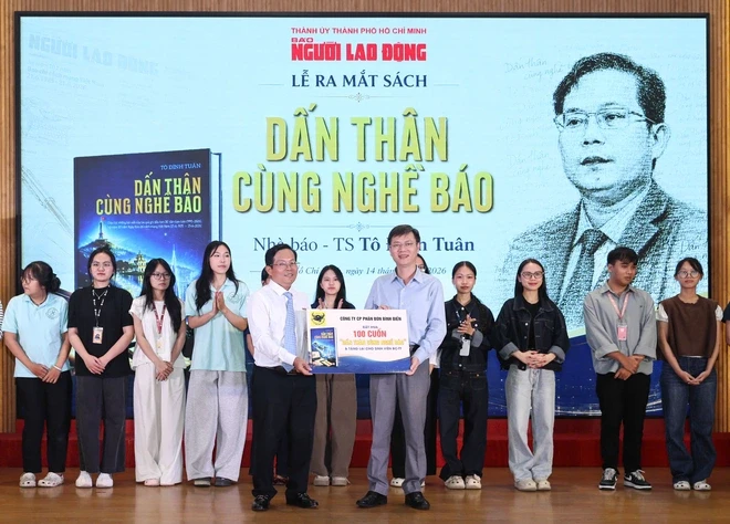 "Dấn thân cùng nghề báo": Dấu ấn hơn 30 năm làm nghề "Dấn thân cùng nghề báo": Dấu ấn hơn 30 năm làm nghề