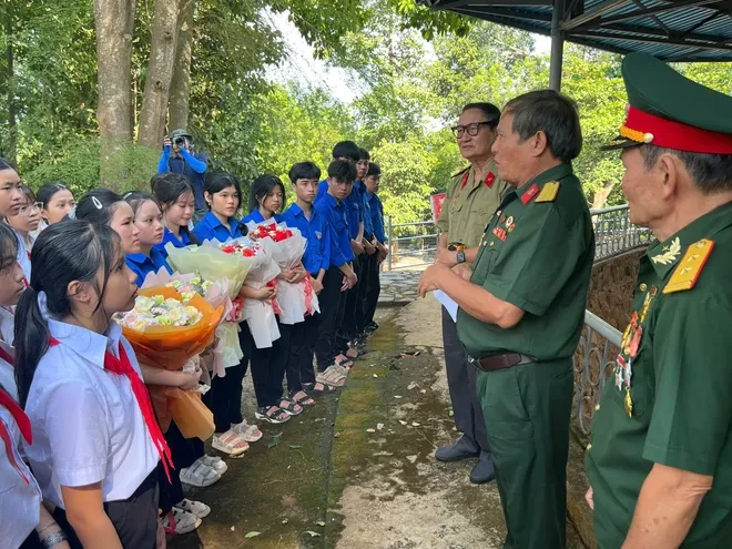 "Điểm cuối con đường huyền thoại": Theo dấu những người làm nên lịch sử "Điểm cuối con đường huyền thoại": Theo dấu những người làm nên lịch sử