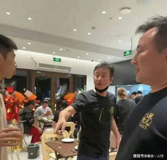 "Đường Tăng" hết thời, bị đuổi khỏi showbiz vì ngoại tình phải lăn lộn đi bán lẩu? "Đường Tăng" hết thời, bị đuổi khỏi showbiz vì ngoại tình phải lăn lộn đi bán lẩu?