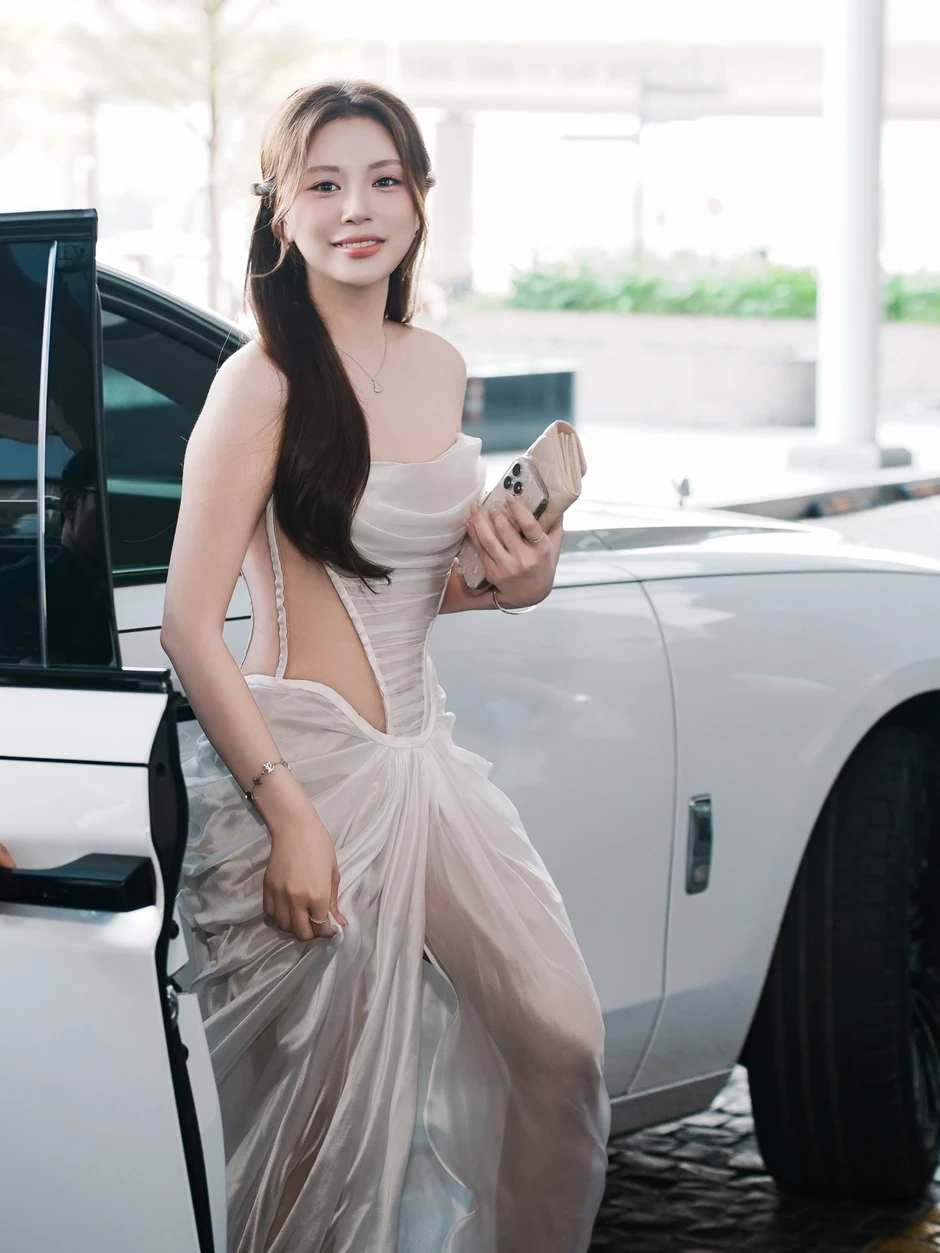 "Em gái" Hari Won - mỹ nhân liên tục được Rolls-Royce 40 tỷ đưa đón: Visual chuẩn idol từng được Noo Phước Thịnh để ý "Em gái" Hari Won - mỹ nhân liên tục được Rolls-Royce 40 tỷ đưa đón: Visual chuẩn idol từng được Noo Phước Thịnh để ý