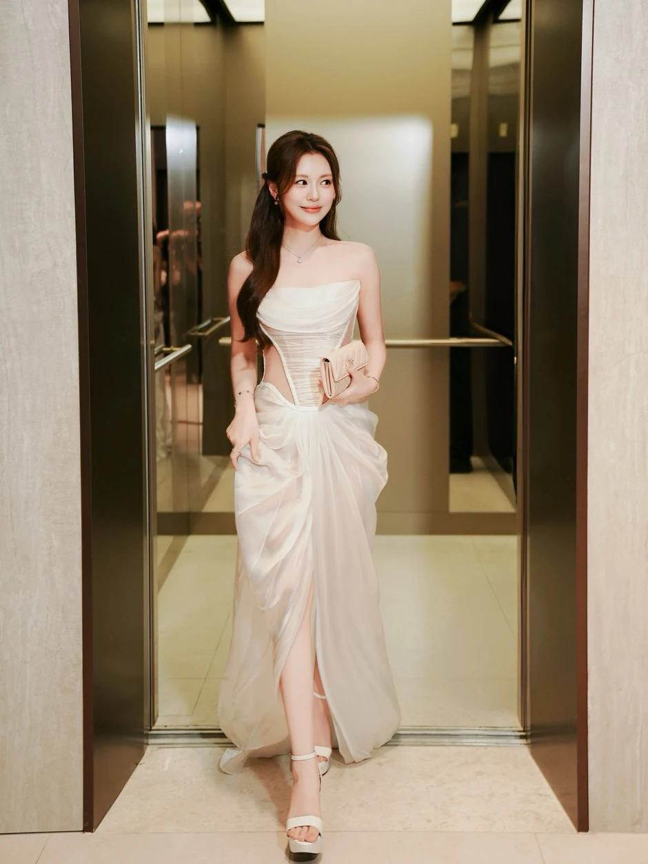 "Em gái" Hari Won - mỹ nhân liên tục được Rolls-Royce 40 tỷ đưa đón: Visual chuẩn idol từng được Noo Phước Thịnh để ý "Em gái" Hari Won - mỹ nhân liên tục được Rolls-Royce 40 tỷ đưa đón: Visual chuẩn idol từng được Noo Phước Thịnh để ý