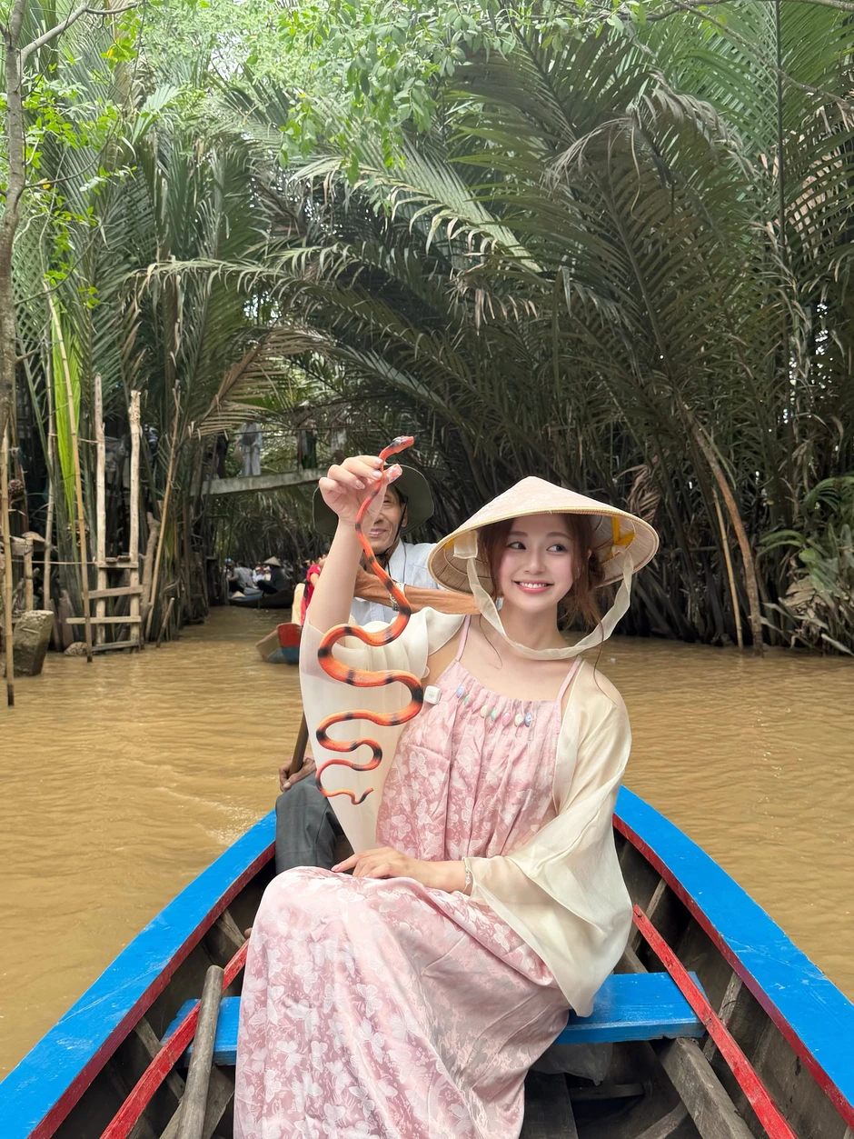 "Em gái" Hari Won - mỹ nhân liên tục được Rolls-Royce 40 tỷ đưa đón: Visual chuẩn idol từng được Noo Phước Thịnh để ý "Em gái" Hari Won - mỹ nhân liên tục được Rolls-Royce 40 tỷ đưa đón: Visual chuẩn idol từng được Noo Phước Thịnh để ý