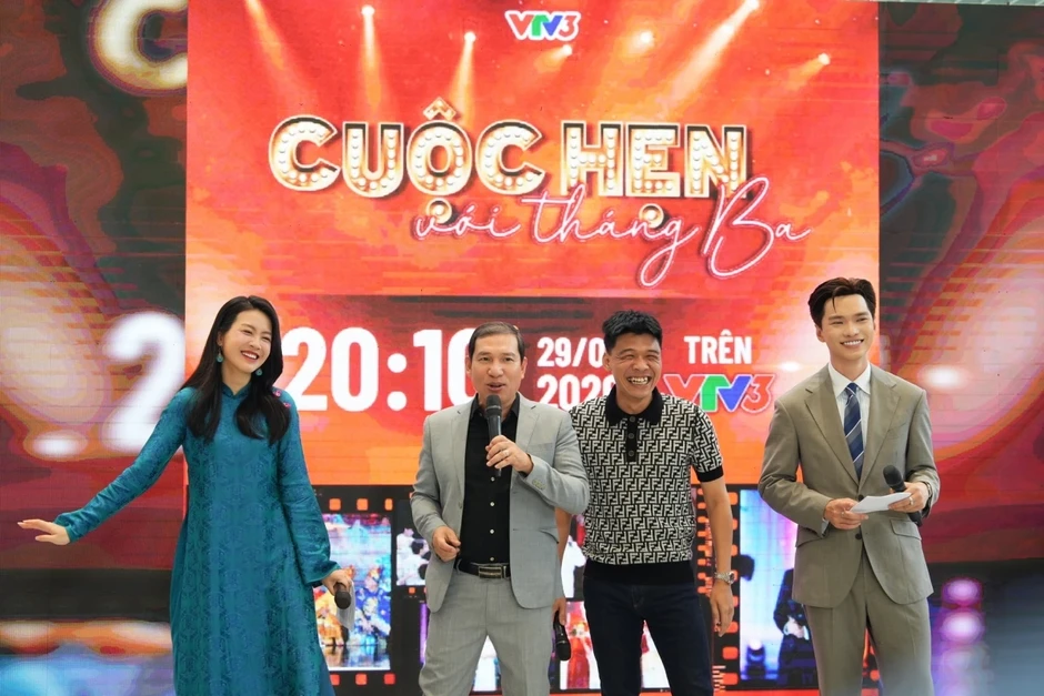 "Gặp nhau cuối năm" trở lại với tiểu phẩm “Hái hoa dân chủ” "Gặp nhau cuối năm" trở lại với tiểu phẩm “Hái hoa dân chủ”