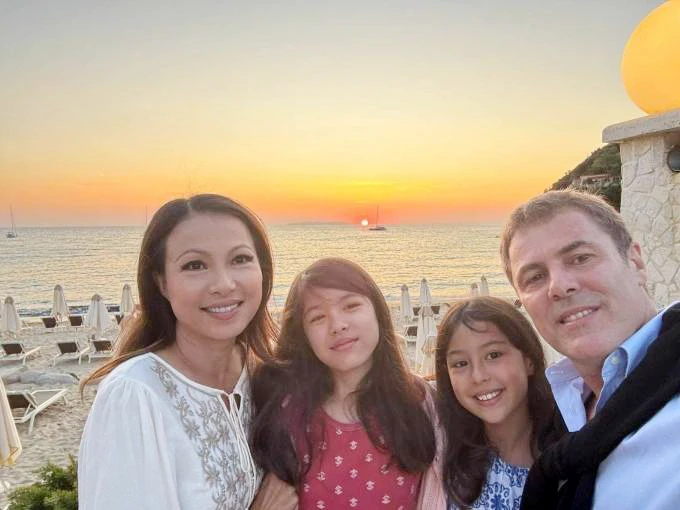 "Hoa hậu giàu bậc nhất Việt Nam" sau khi rời showbiz, bán hết tài sản, cuộc sống viên mãn tuổi ngoài 50 "Hoa hậu giàu bậc nhất Việt Nam" sau khi rời showbiz, bán hết tài sản, cuộc sống viên mãn tuổi ngoài 50