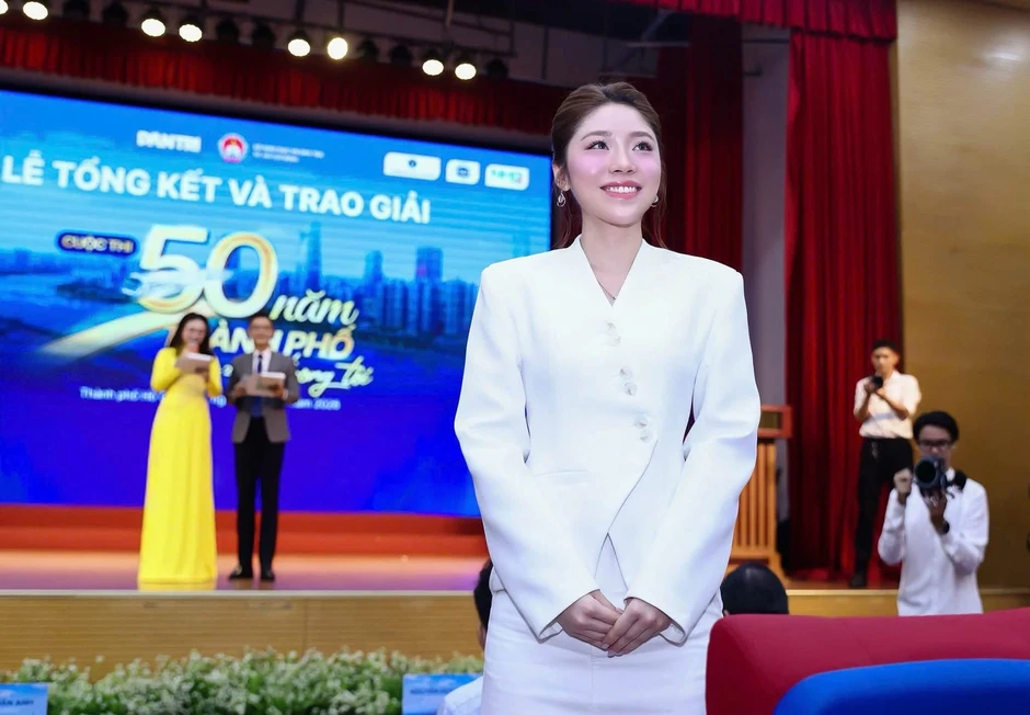 "Hoa hậu nói 4 thứ tiếng": Nhan sắc thăng hạng, cuộc sống sau 1 năm ra sao?
