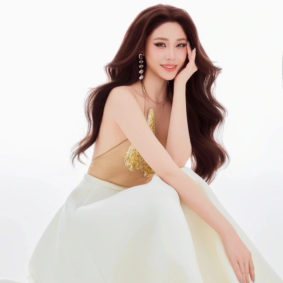 "Hoa hậu nói 4 thứ tiếng": Nhan sắc thăng hạng, cuộc sống sau 1 năm ra sao?
