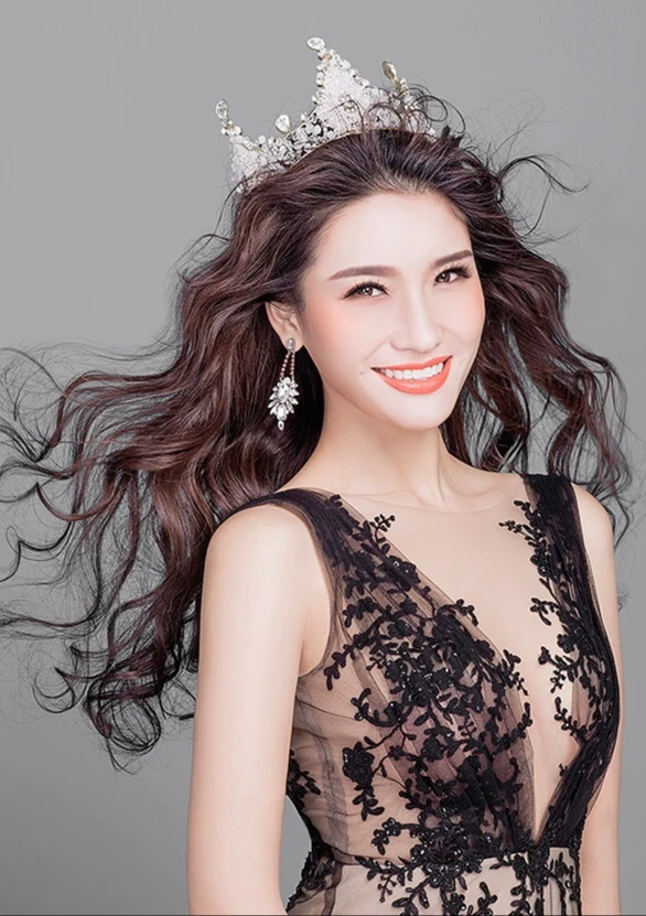 "Hoa hậu xấu nhất lịch sử showbiz" nay đã khác: Lột xác đẹp khó tin đến từng centimet, U40 làm chủ tịch nhưng chưa chồng "Hoa hậu xấu nhất lịch sử showbiz" nay đã khác: Lột xác đẹp khó tin đến từng centimet, U40 làm chủ tịch nhưng chưa chồng
