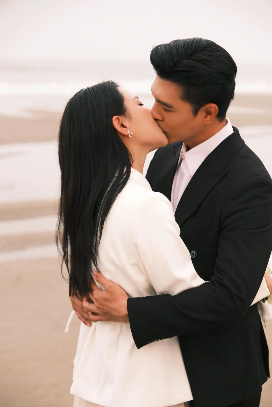 "Nam thần" Steven Nguyễn đàn hát bài 50 năm về sau tặng Minh Trang gây bão "Nam thần" Steven Nguyễn đàn hát bài 50 năm về sau tặng Minh Trang gây bão