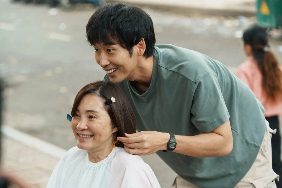 "Người mẹ của nửa showbiz Việt"