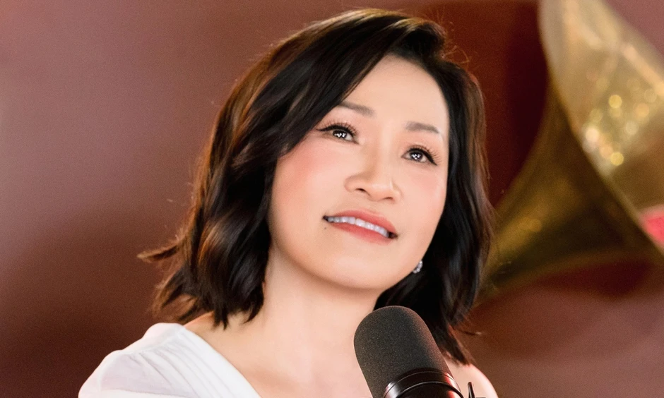 "Người mẹ của nửa showbiz Việt"