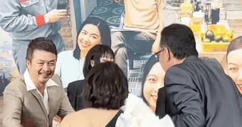 "Người mẹ của nửa showbiz Việt"