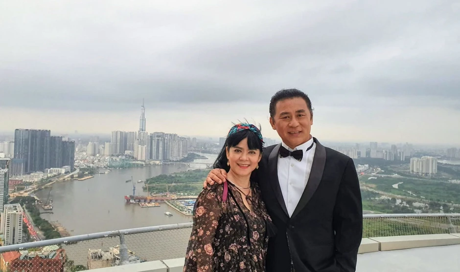 "Ông hoàng nhạc đỏ" nổi tiếng miền Nam: Mặn nồng bên vợ diễn viên, có cả nhà phố lẫn biệt thự 3000m2