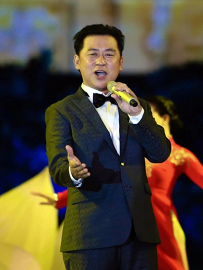 "Ông hoàng nhạc đỏ" nổi tiếng miền Nam: Mặn nồng bên vợ diễn viên, có cả nhà phố lẫn biệt thự 3000m2