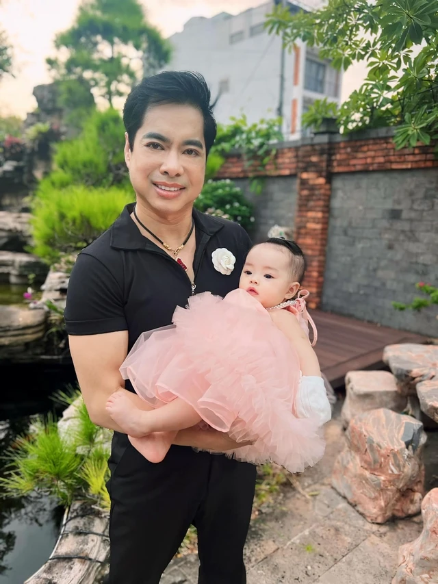 "Ông hoàng nhạc sến" đình đám Việt Nam U60 chưa lấy vợ nhưng đã có 3 con, ở biệt thự dát vàng "Ông hoàng nhạc sến" đình đám Việt Nam U60 chưa lấy vợ nhưng đã có 3 con, ở biệt thự dát vàng