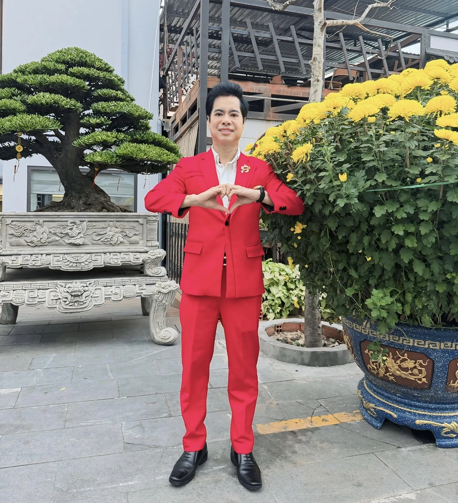 "Ông hoàng nhạc sến" đình đám Việt Nam U60 chưa lấy vợ nhưng đã có 3 con, ở biệt thự dát vàng "Ông hoàng nhạc sến" đình đám Việt Nam U60 chưa lấy vợ nhưng đã có 3 con, ở biệt thự dát vàng