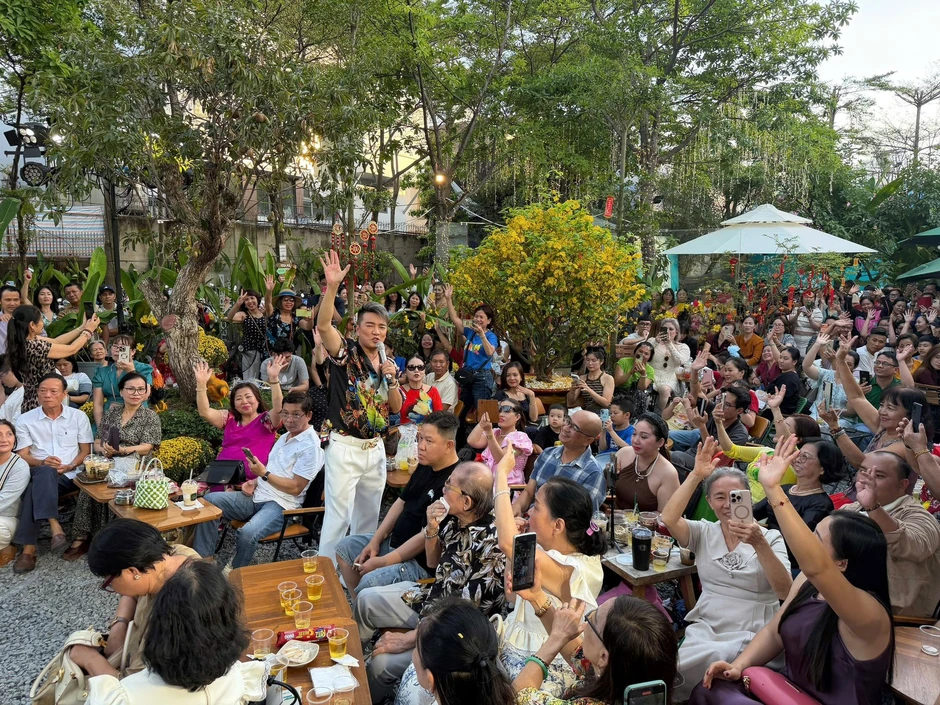 "Ông hoàng nhạc Việc" đang đi bán cà phê ở khu Thảo Điền, TP.HCM được tấm tắc khen ở tuổi U60 "Ông hoàng nhạc Việc" đang đi bán cà phê ở khu Thảo Điền, TP.HCM được tấm tắc khen ở tuổi U60
