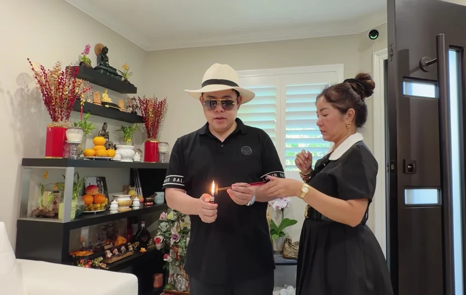 "Quang Lê không ăn uống được gì" "Quang Lê không ăn uống được gì"