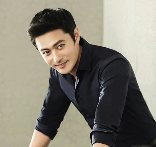 "Quý ông hoàn hảo" Jang Dong Gun gây chú ý với diện mạo khác lạ ở tuổi 54 "Quý ông hoàn hảo" Jang Dong Gun gây chú ý với diện mạo khác lạ ở tuổi 54