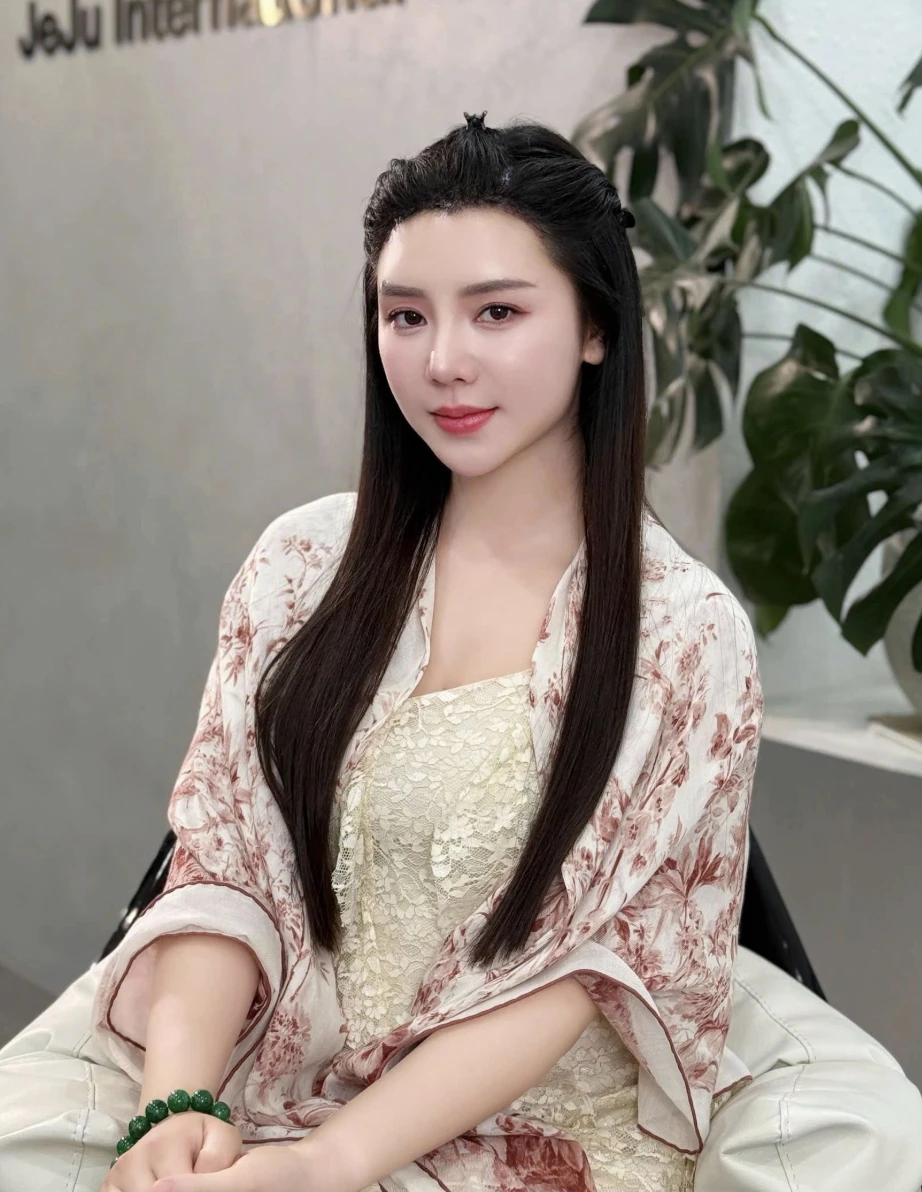 "Quỳnh Kool còn định đóng phim nữa không đấy?" "Quỳnh Kool còn định đóng phim nữa không đấy?"