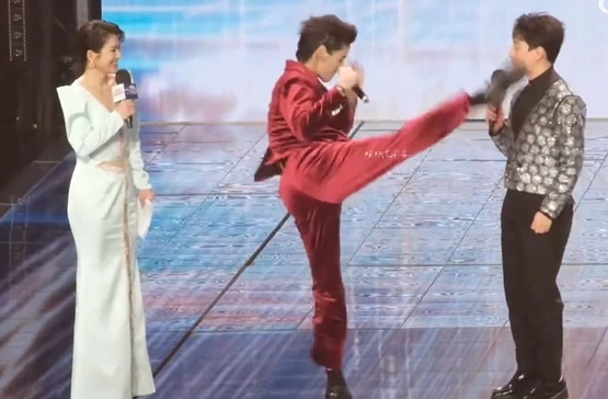 "Thiếu gia showbiz" khó coi vậy: Hết múa may quay cuồng, còn "tung cước" vào mặt MC giữa lễ trao giải "Thiếu gia showbiz" khó coi vậy: Hết múa may quay cuồng, còn "tung cước" vào mặt MC giữa lễ trao giải