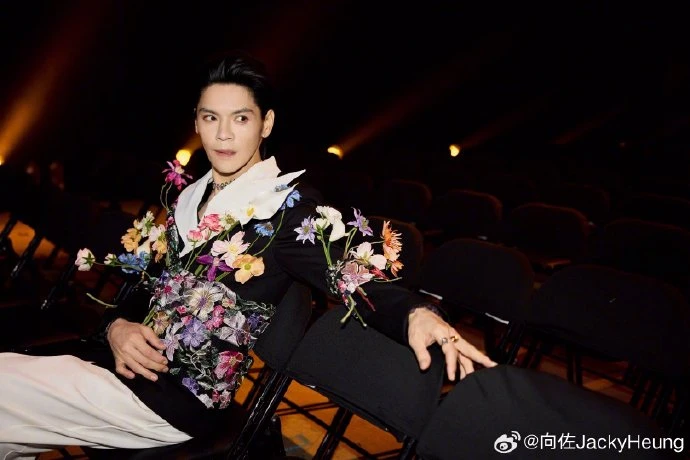 "Thiếu gia showbiz" khó coi vậy: Hết múa may quay cuồng, còn "tung cước" vào mặt MC giữa lễ trao giải "Thiếu gia showbiz" khó coi vậy: Hết múa may quay cuồng, còn "tung cước" vào mặt MC giữa lễ trao giải