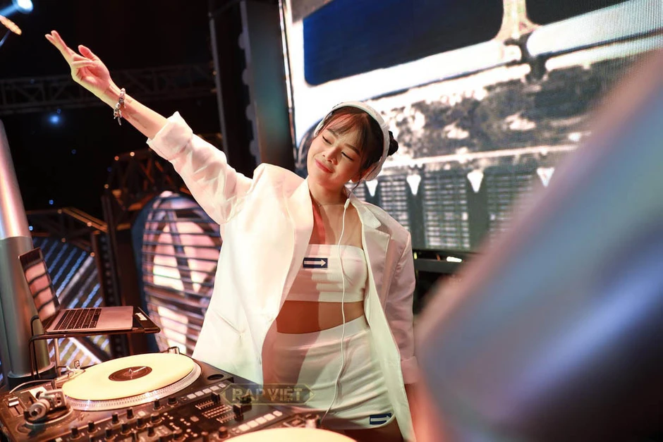 "Thót tim" trước diện mạo bỏng mắt của mỹ nữ hot nhất làng DJ Việt hiện tại "Thót tim" trước diện mạo bỏng mắt của mỹ nữ hot nhất làng DJ Việt hiện tại