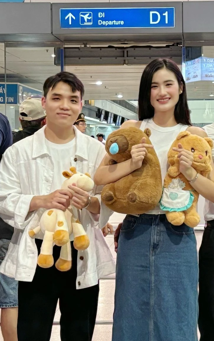 "Tóm dính" Ý Nhi và bạn trai sau đêm Chung kết, có một hành động chưa Hoa hậu nào dám làm! "Tóm dính" Ý Nhi và bạn trai sau đêm Chung kết, có một hành động chưa Hoa hậu nào dám làm!