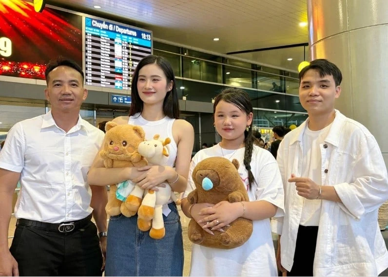 "Tóm dính" Ý Nhi và bạn trai sau đêm Chung kết, có một hành động chưa Hoa hậu nào dám làm! "Tóm dính" Ý Nhi và bạn trai sau đêm Chung kết, có một hành động chưa Hoa hậu nào dám làm!