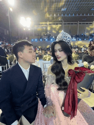 "Tóm dính" Ý Nhi và bạn trai sau đêm Chung kết, có một hành động chưa Hoa hậu nào dám làm! "Tóm dính" Ý Nhi và bạn trai sau đêm Chung kết, có một hành động chưa Hoa hậu nào dám làm!